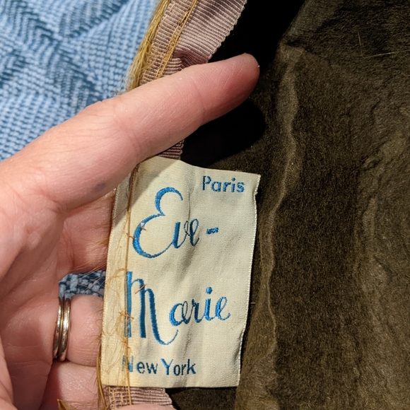 Vintage 1950s-1960s Eva Marie Paris New York feathered pillbox hat. Small size. - Picture 5 of 5